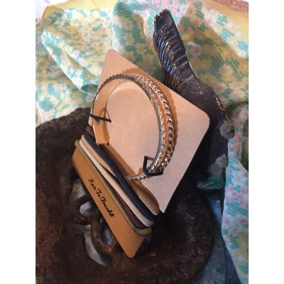 NWT Francesca’s HAIR TIES & BRACELET SET 6 PC Gold Cuff Bracelet & 5 Ties - Picture 3 of 11
